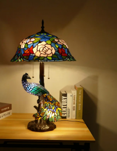 Đèn bàn thủy tinh màu ghép mảnh mang phong cách tân cổ điển sang trọng