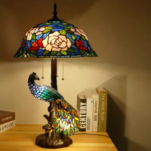 Đèn bàn thủy tinh màu ghép mảnh mang phong cách tân cổ điển sang trọng